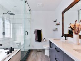 Minimalistyczny design w łazience: jak wykorzystać brodzik z odpływem linijnym w nowoczesnej aranżacji?
