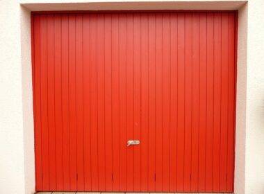czerwona brama garażowa